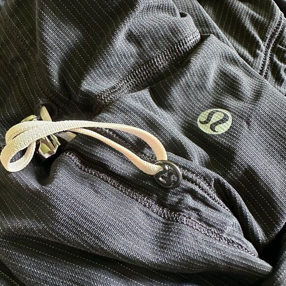 Lululemon Restless Run Tank Top Black White Stripe Built in Bra Sinch Waist Sz 6 - Picture 8 of 11